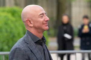 Jeff Bezos na letu u svemir nosio kultni sat astronauta - Omega Speedmaster