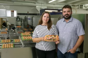 Dražen Čurila: Da ne bi morao uvoziti nesilice, uzgaja ih sestra