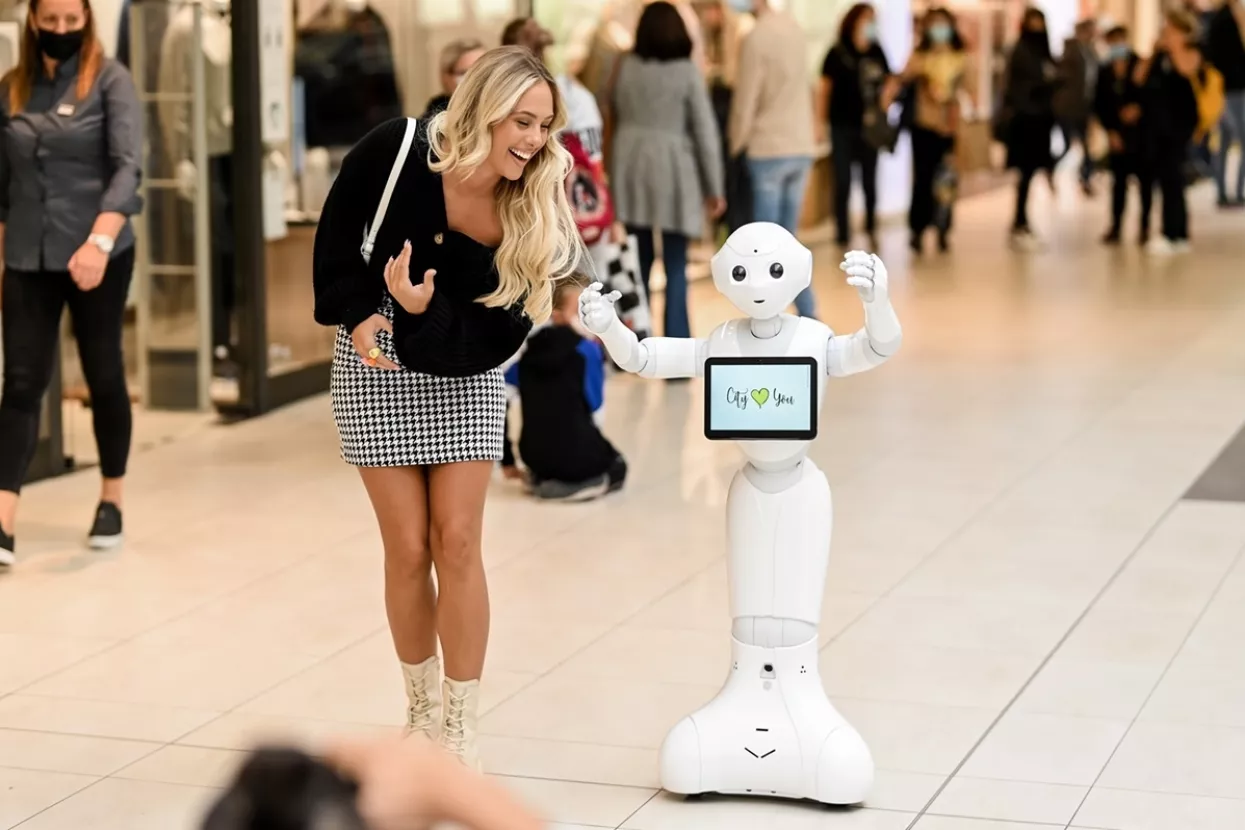 Prvi humanoidni robot u shopping centru