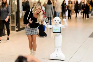 Prvi humanoidni robot u shopping centru