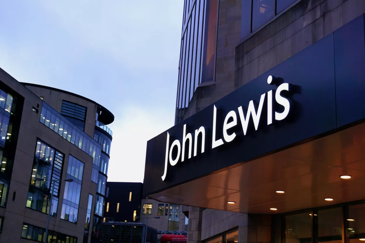 John Lewis povukao reklamu s dječakom u haljini, ali, navodno, ne zbog kritika