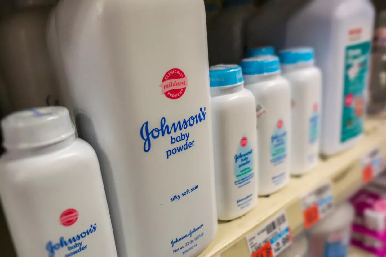 Johnson &amp; Johnson suočen s tužbama zbog azbesta u dječjem puderu koristi pravni trik kako bi izbjegao plaćanja i traži bankrot