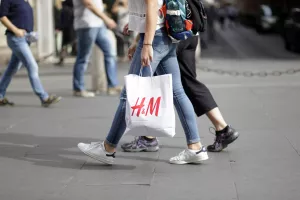 H&amp;M isprobava novi koncept trgovina u Amsterdamu sa krojačicama i odjelom za iznajmljivanje odjeće