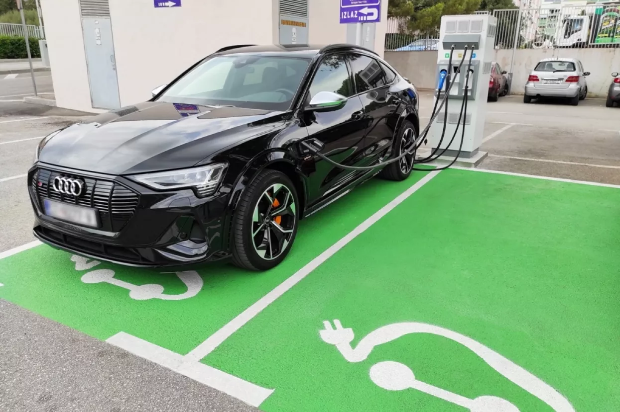 HEP-ov ELEN danas počinje s naplatom punjenja električnih vozila na autocestama