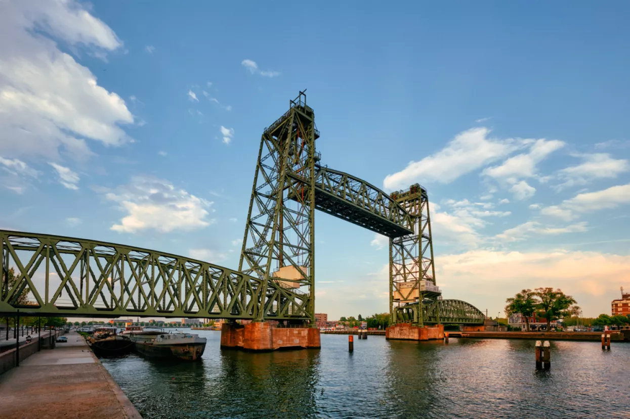 Zbog Bezosove mega-jahte Rotterdam će razmontirati povijesni most