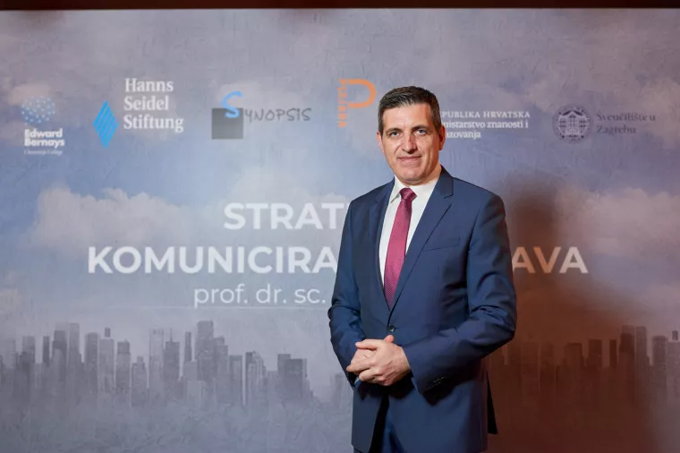 Predstavljena nova knjiga Bože Skoke &#39;Strateško komuniciranje država&#39;