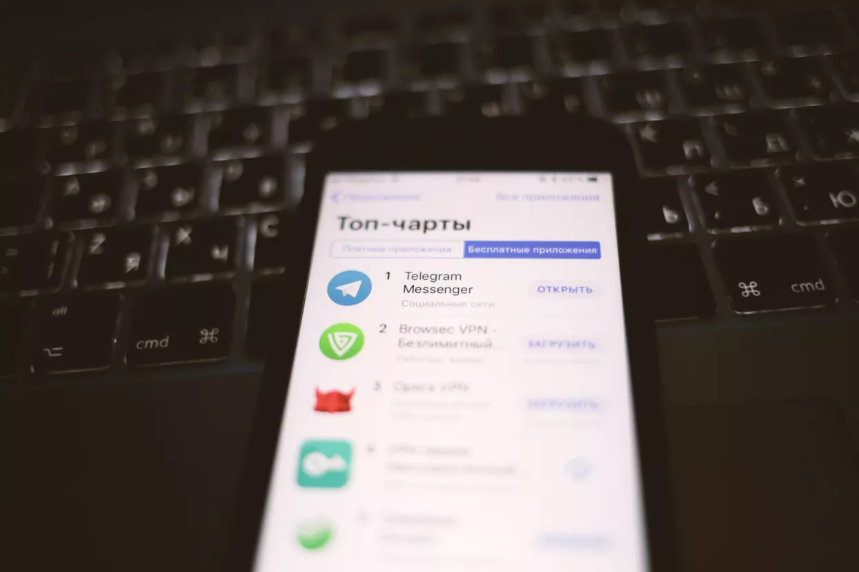 Mnoge tvrtke uklanjaju svoje aplikacije iz ruskog App Storea, ali ne i Big Tech