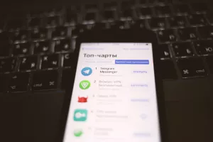 Mnoge tvrtke uklanjaju svoje aplikacije iz ruskog App Storea, ali ne i Big Tech