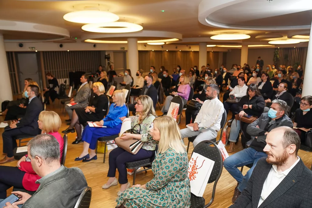 Mladi se sve manje zapošljavaju u struci, sve ih više nakon studija odlazi van