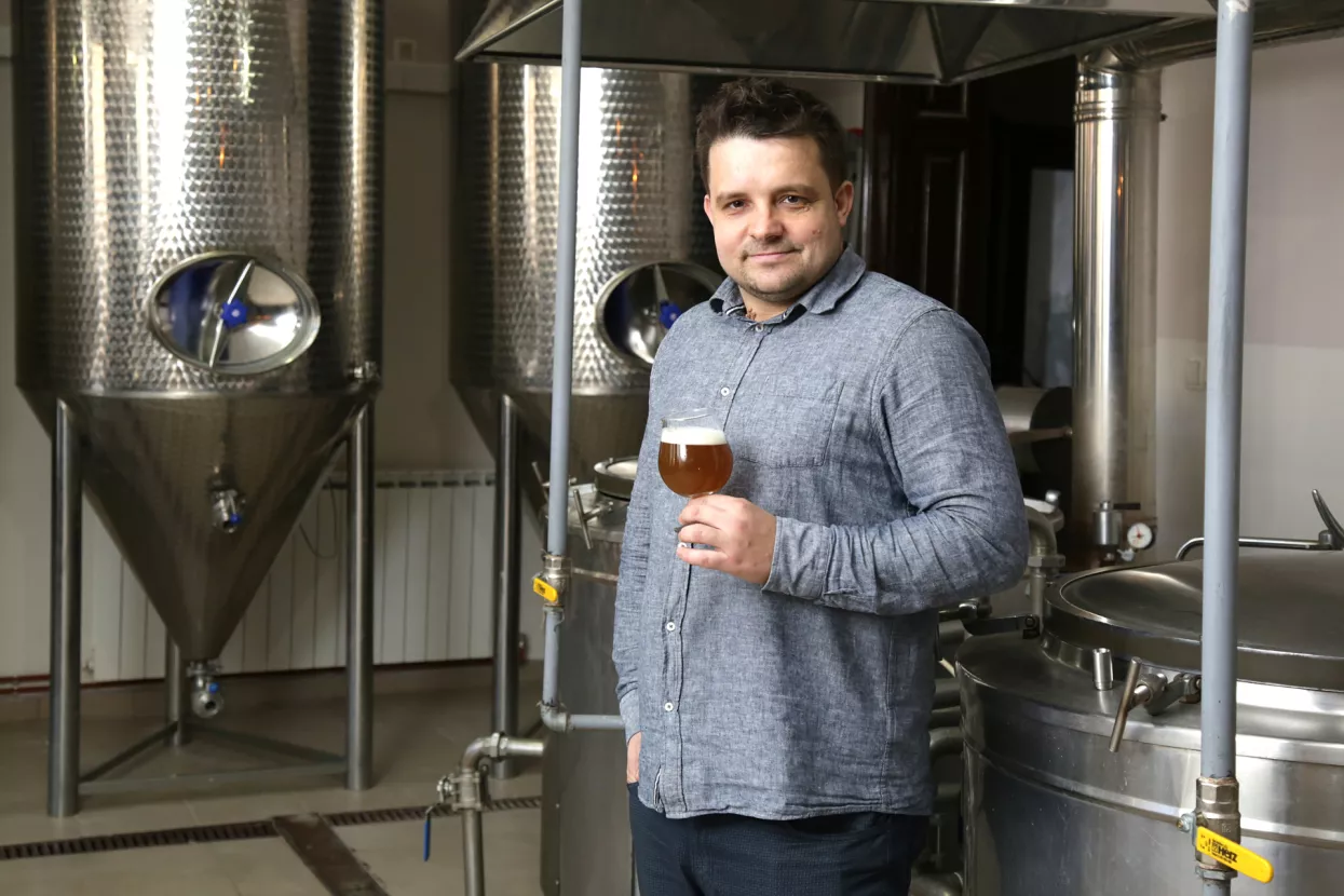 [Poslovna scena] Novinar kuha grofovsko i carsko pivo u zgradi stare pakračke po&scaron;te