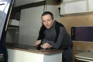 [Poslovna scena] Željko Lipušić u Pakracu prerađuje stare kombije u nove kampere za Njemačku