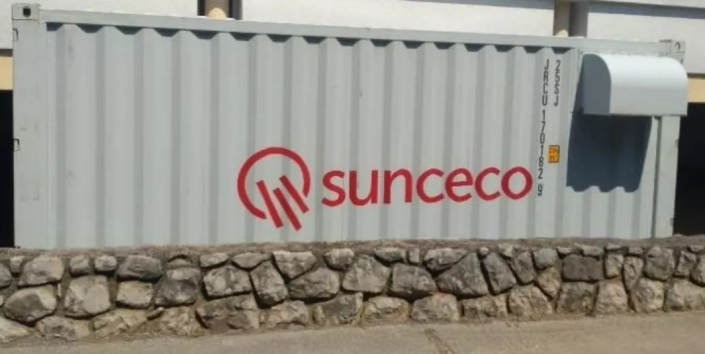 [Poslovna scena] Sunceco u staroj željezari proizvodi spremnike energije, a uskoro će i baterije za e-vozila