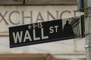 Wall Street oštro pao, na udaru trgovački sektor