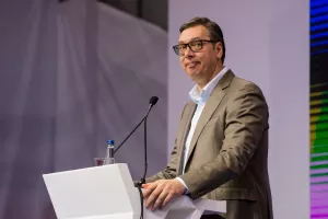 Neodrživa Vučićeva politika nesvrstavanja između Istoka i Zapada