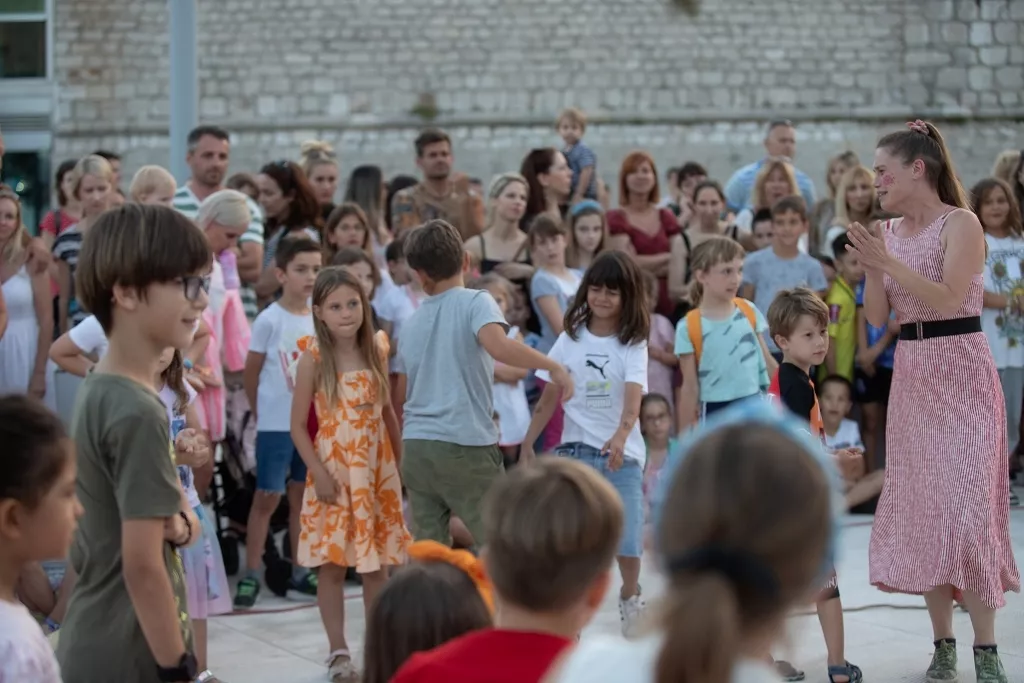 Šibenikom povodom dječjeg festivala prošetao nilski konj Nellie