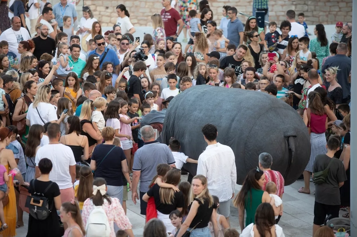 Šibenikom povodom dječjeg festivala prošetao nilski konj Nellie