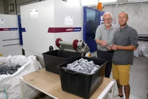 [Poslovna scena] Tomaplast proizvodi plastične kapice za Hespo, a mladi gazda usput skuplja Porine u grupi Ogenj