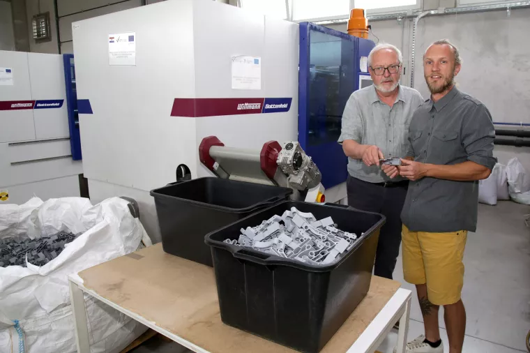 [Poslovna scena] Tomaplast proizvodi plastične kapice za Hespo, a mladi gazda usput skuplja Porine u grupi Ogenj