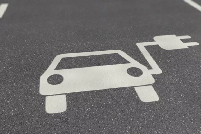Postavljen prvi punjač za električna vozila u rasvjetnom stupu u Hrvatskoj