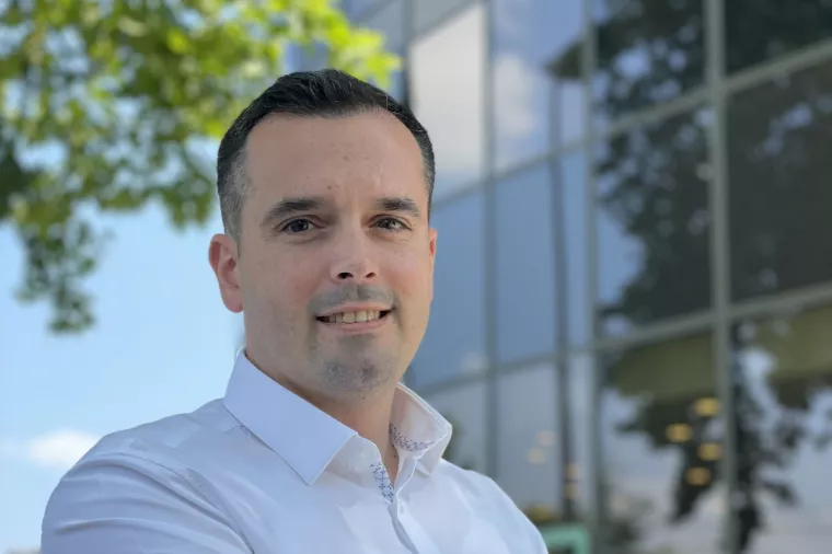 Darjan Budimir (HROTE) predlaže knjigu 'Vodič kroz galaksiju za autostopere' Douglasa Adamsa