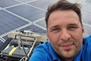 Poduzetnik koji je prepoznao nišu i jedini sa svojim robotom Zolikom čisti solare