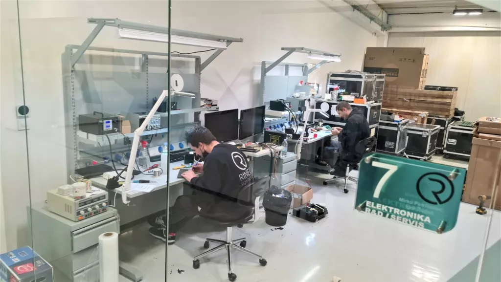 [Oni koji dolaze] Rineo dizajn vodeći u svjetlećim reklamama, postavio i najveći ekran u Europi od 1020 m&sup2;