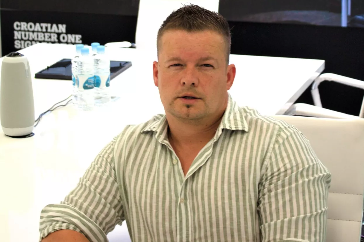 [Oni koji dolaze] Rineo dizajn vodeći u svjetlećim reklamama, postavio i najveći ekran u Europi od 1020 m&sup2;