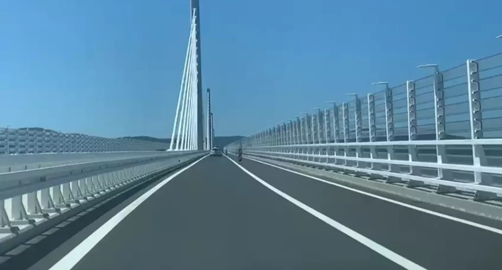 Dvije minute vožnje do najjužnijeg dijela Jadrana, ali bez biciklista i pješaka