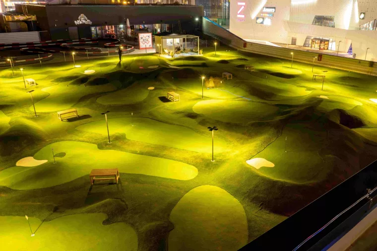 Otvoreni prvi mini golf tereni na krovu trgovačkog centra