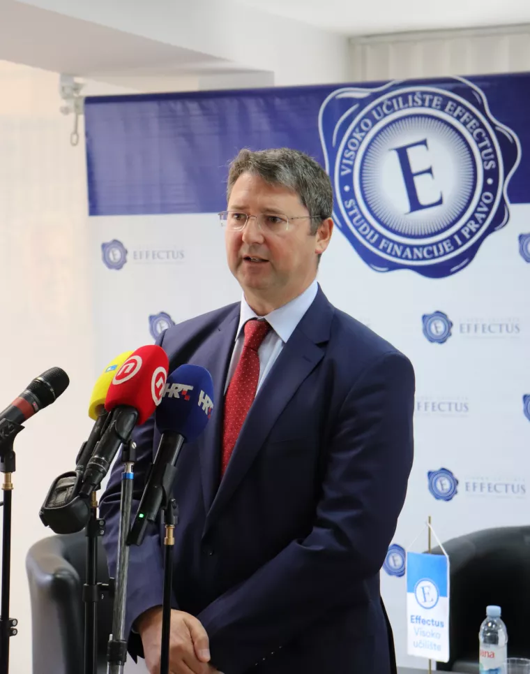 Zbog same činjenice prelaska na euro dolazi do blage inflacije od 0,2 do 0,3 posto