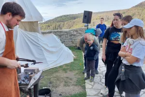 Na Medvedgradu, koji je prije godinu dana kompletno renovirao dio pročelja i Centar za posjetitelje koji je sad multimedijalno središte, nedavno su održani 15. Srednjovjekovni dani. Središnji dio tog festivala, osim predstava, bile su borbe vitezova