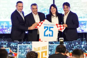 09.11.2022,Zagreb - Svecano potpisivanje novog petogodisnjeg sponzorskog ugovora Ožujskogpiva i hrvatske nogometne reprezentacije te predstavljanje zavrsnog popisa igraca zaFIFA Svjetsko prvenstvo 2022. Sudionici svecanosti bili su:Miroslav Holjevac, predsjednik Uprave Zagrebacke pivovare, Marijan Kustic, predsjednik Hrvatskog nogometnog saveza, Ana Stebih Pinjuh, direktorica marketinga Zagrebacke pivovare teZlatko Dalic, izbornik hrvatske nogometne A reprezentacije.Photo: Jurica Galoic/PIXSELL