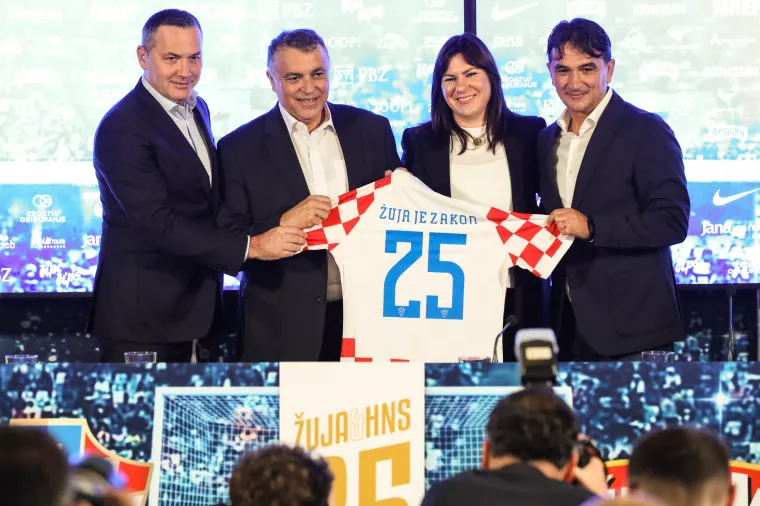 09.11.2022,Zagreb - Svecano potpisivanje novog petogodisnjeg sponzorskog ugovora Ožujskogpiva i hrvatske nogometne reprezentacije te predstavljanje zavrsnog popisa igraca zaFIFA Svjetsko prvenstvo 2022. Sudionici svecanosti bili su:Miroslav Holjevac, predsjednik Uprave Zagrebacke pivovare, Marijan Kustic, predsjednik Hrvatskog nogometnog saveza, Ana Stebih Pinjuh, direktorica marketinga Zagrebacke pivovare teZlatko Dalic, izbornik hrvatske nogometne A reprezentacije.Photo: Jurica Galoic/PIXSELL