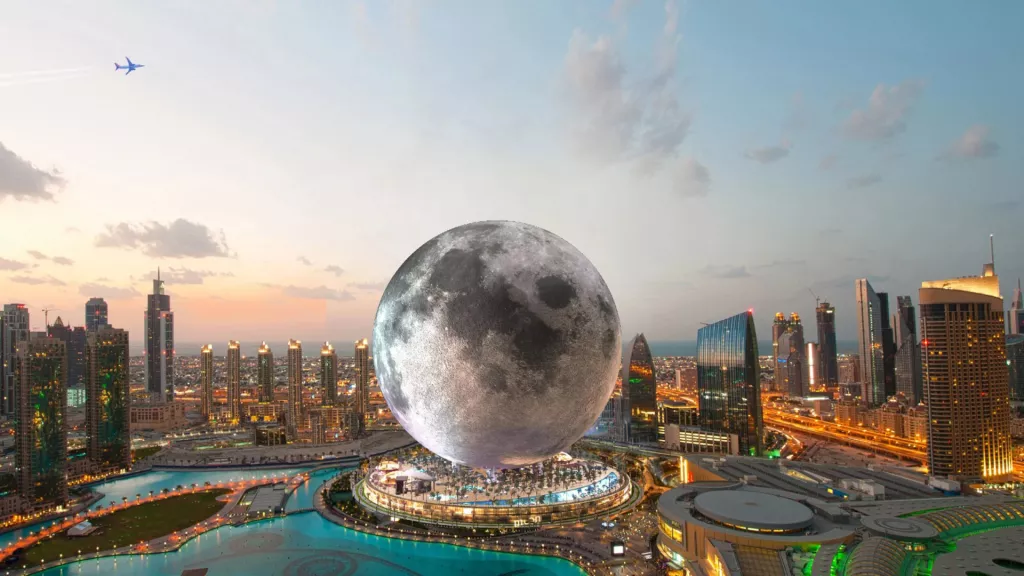 Prvi smještaj na umjetnom Mjesecu mogao bi se dogoditi u Dubaiju gdje bi 2027. trebalo biti otvoreno čudo tehnologije Moon Dubai. Osim luksuznog smještaja, resort bi sadržavao tzv. lunarnu koloniju, konferencijski centar te glavno sastajalište gostiju Global Meeting, namijenjeno raznim atraktivnim događanjima uživo, čiji bi se program u trajanju od 90 minuta, naplaćivao 500 dolara