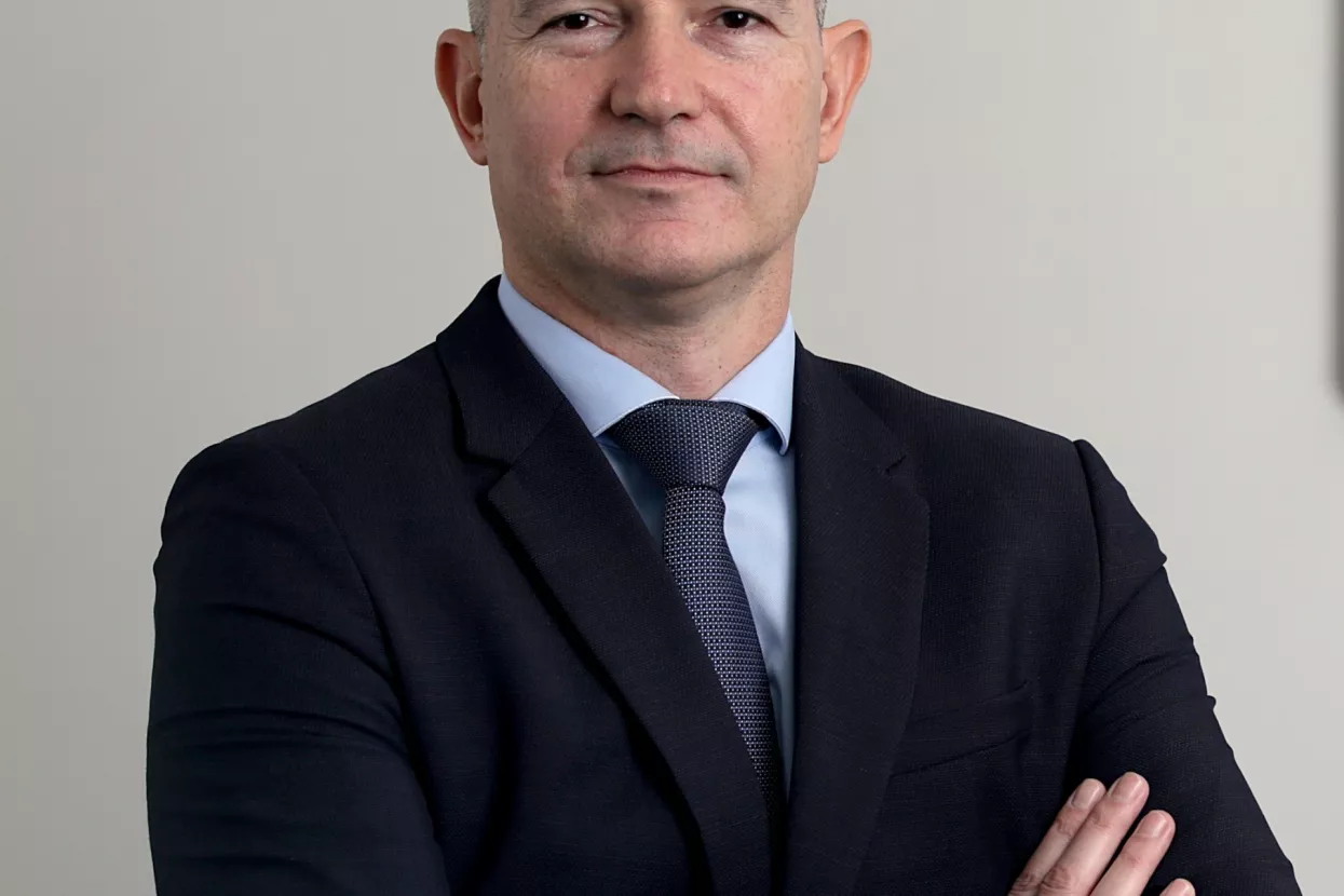 Mihael Furjan,<br>predsjednik Uprave Plive:<br><br>Planiramo nastaviti s ulaganjima u projekte energetske učinkovitosti<br><br>- Kao vodeća farmaceutska kompanija u Hrvatskoj i regiji Jugoistočne Europe, Pliva je svjesna važnosti brige o okolini u kojoj posluje. Sustavna modernizacija, ulaganja u proizvodnju, istraživanja i razvoj te racionalizacija i unapređenje poslovnih procesa omogućuju nam kontinuirano podizanje standarda zaštite okoliša. Svoju strategiju odgovornog poslovanja Pliva, kao ponosna članica Teva grupe, između ostaloga temelji na Tevinim dugoročnim ciljevima za očuvanje okoliša i održivost. Tri ključna područja ciljeva do 2030. godine obuhvaćaju klimatski utjecaj, odgovorno korištenje prirodnih resursa i smanjenje emisije stakleničkih plinova, otpadnih voda i otpada. Ponosni smo što možemo istaknuti da je Teva prva farmaceutska kompanija koja se bavi proizvodnjom generika u svijetu koja je izdala zelenu obveznicu od pet milijardi dolara. Temeljem zelene obveznice, u Plivi i Tevi smo se obvezali smanjiti emisije stakleničkih plinova opsega jedan i dva za 25 posto do kraja 2025. godine, a dodatno i emisije stakleničkih plinova opsega tri za 25 posto do kraja 2030. Dugi niz godina koristimo zelenu energiju u poslovnim procesima, a otpadna toplina koja se generira tijekom proizvodnog procesa koristi se za potrebe zagrijavanje prostora. Time smo do sada ostvarili značajne uštede prirodnog plina i smanjenje emisija CO2. 'Zero landfill' koncept koji primjenjujemo podrazumijeva odvajanje i obradu otpada u više faza. Neopasni otpad odvaja se primarno na mjestu nastanka, potom se dodatno sortira u Plivinom reciklažnom dvorištu, a otpad koji nije moguće odvojiti na reciklažnom dvorištu, odvozi se na daljnju obradu kod ovlaštenog partnera. U procesu smo izgradnje solarne elektrane na lokaciji u Savskom Marofu koja će dodatno smanjiti emisiju CO2 i pokriti gotovo 30 posto ukupnih potreba pogona za električnom energijom. Osim projekata energetske održivosti, nastojimo svoju društvenu odgovornost pokazati kroz aktivnosti usmjerene na zaposlenike i zajednicu u kojoj poslujemo. Tako smo, primjerice, kroz natječaj Zajedno prema zdravlju u protekle dvije godine donirali gotovo 400.000 kuna za pomoć udrugama koje unapređuju kvalitetu života pacijenta, a naši se zaposlenici uvijek rado odazovu na akcije poput čišćenja Savskog nasipa ili pošumljavanja te su njihova radna mjesta organizirana na način da potiču odgovorno korištenje resursa. Planiramo nastaviti s ulaganjima u projekte energetske učinkovitosti, smanjenja emisije štetnih tvari i onečišćenja te biti primjer odgovornog upravljanja resursima.<br>