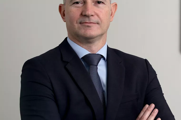 Mihael Furjan,<br>predsjednik Uprave Plive:<br><br>Planiramo nastaviti s ulaganjima u projekte energetske učinkovitosti<br><br>- Kao vodeća farmaceutska kompanija u Hrvatskoj i regiji Jugoistočne Europe, Pliva je svjesna važnosti brige o okolini u kojoj posluje. Sustavna modernizacija, ulaganja u proizvodnju, istraživanja i razvoj te racionalizacija i unapređenje poslovnih procesa omogućuju nam kontinuirano podizanje standarda zaštite okoliša. Svoju strategiju odgovornog poslovanja Pliva, kao ponosna članica Teva grupe, između ostaloga temelji na Tevinim dugoročnim ciljevima za očuvanje okoliša i održivost. Tri ključna područja ciljeva do 2030. godine obuhvaćaju klimatski utjecaj, odgovorno korištenje prirodnih resursa i smanjenje emisije stakleničkih plinova, otpadnih voda i otpada. Ponosni smo što možemo istaknuti da je Teva prva farmaceutska kompanija koja se bavi proizvodnjom generika u svijetu koja je izdala zelenu obveznicu od pet milijardi dolara. Temeljem zelene obveznice, u Plivi i Tevi smo se obvezali smanjiti emisije stakleničkih plinova opsega jedan i dva za 25 posto do kraja 2025. godine, a dodatno i emisije stakleničkih plinova opsega tri za 25 posto do kraja 2030. Dugi niz godina koristimo zelenu energiju u poslovnim procesima, a otpadna toplina koja se generira tijekom proizvodnog procesa koristi se za potrebe zagrijavanje prostora. Time smo do sada ostvarili značajne uštede prirodnog plina i smanjenje emisija CO2. 'Zero landfill' koncept koji primjenjujemo podrazumijeva odvajanje i obradu otpada u više faza. Neopasni otpad odvaja se primarno na mjestu nastanka, potom se dodatno sortira u Plivinom reciklažnom dvorištu, a otpad koji nije moguće odvojiti na reciklažnom dvorištu, odvozi se na daljnju obradu kod ovlaštenog partnera. U procesu smo izgradnje solarne elektrane na lokaciji u Savskom Marofu koja će dodatno smanjiti emisiju CO2 i pokriti gotovo 30 posto ukupnih potreba pogona za električnom energijom. Osim projekata energetske održivosti, nastojimo svoju društvenu odgovornost pokazati kroz aktivnosti usmjerene na zaposlenike i zajednicu u kojoj poslujemo. Tako smo, primjerice, kroz natječaj Zajedno prema zdravlju u protekle dvije godine donirali gotovo 400.000 kuna za pomoć udrugama koje unapređuju kvalitetu života pacijenta, a naši se zaposlenici uvijek rado odazovu na akcije poput čišćenja Savskog nasipa ili pošumljavanja te su njihova radna mjesta organizirana na način da potiču odgovorno korištenje resursa. Planiramo nastaviti s ulaganjima u projekte energetske učinkovitosti, smanjenja emisije štetnih tvari i onečišćenja te biti primjer odgovornog upravljanja resursima.<br>