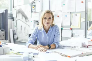 PORTRAIT OF A SMILING MID ADULT WOMAN IN THE RESTAURANT