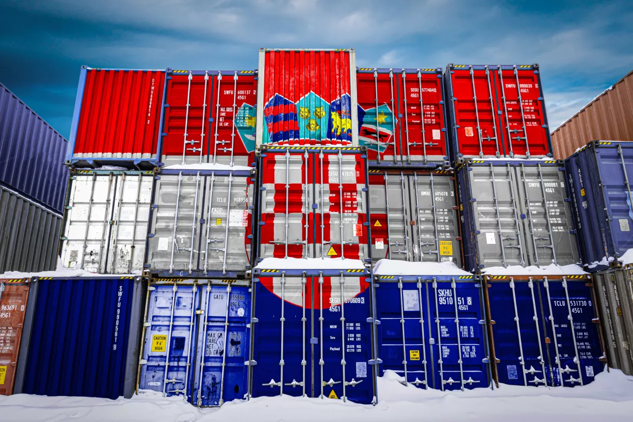 web-garantni fond-ilustracija-The national flag of Croatia. on a large number of metal containers for storing goods stacked in rows on top of each other. Conception of storage of goods by importers, exporters