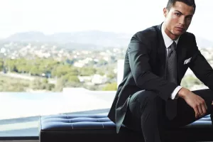 7. Cristiano Ronaldo <br>Portugalska nogometna zvijezda nastavila je promovirati projekte SleepScore Labsa, DAZN-a i American Touristera, a njegov utjecaj nisu smanjile ni optužbe za seksualno zlostavljanje koje su u rujnu punile medijske stupce. <br>Pratitelji u milijunima (m): <br>Twiter: 75,66m Instagram: 149,22m<br>Facebook: 122,52m<br>