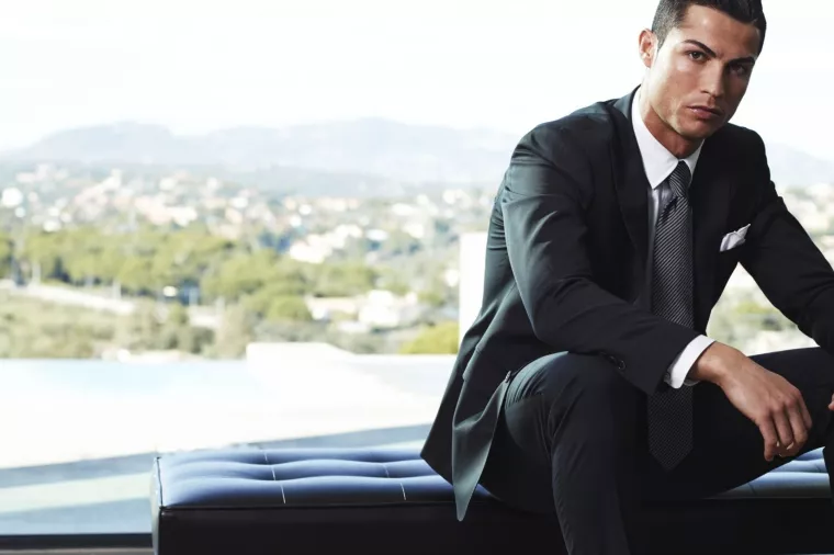 7. Cristiano Ronaldo <br>Portugalska nogometna zvijezda nastavila je promovirati projekte SleepScore Labsa, DAZN-a i American Touristera, a njegov utjecaj nisu smanjile ni optužbe za seksualno zlostavljanje koje su u rujnu punile medijske stupce. <br>Pratitelji u milijunima (m): <br>Twiter: 75,66m Instagram: 149,22m<br>Facebook: 122,52m<br>