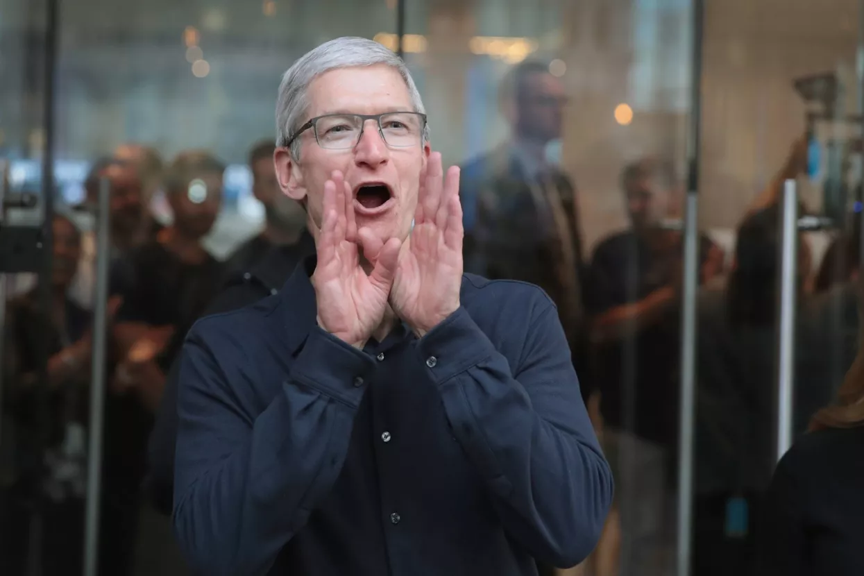 Tim Cook, Appleov CEO pozvao je američke regulatore da utvrde registar 'data brokera'. Opisuje ih kao posrednike koje prenose podatke između različitih tvrtki i stranaka te tvrdi da postoje isključivo radi prikupljanja podataka koje upakiraju i prodaju kupcima. Cook je sve to nazvao sekundarnim tržištima osobnih podataka koja pripadaju sivoj ekonomiji, jer su neprovjerena, izvan vidokruga potrošača, regulatora i zakonodavaca