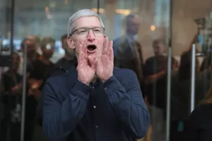 Tim Cook, Appleov CEO pozvao je američke regulatore da utvrde registar 'data brokera'. Opisuje ih kao posrednike koje prenose podatke između različitih tvrtki i stranaka te tvrdi da postoje isključivo radi prikupljanja podataka koje upakiraju i prodaju kupcima. Cook je sve to nazvao sekundarnim tržištima osobnih podataka koja pripadaju sivoj ekonomiji, jer su neprovjerena, izvan vidokruga potrošača, regulatora i zakonodavaca