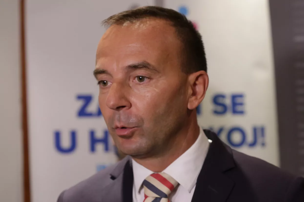 Predstavljanje mjera aktivne politike zapošljavanja Ministarstva rada i mirovinskog sustava<br>Aleš Ekar Chromos