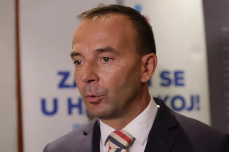 Predstavljanje mjera aktivne politike zapošljavanja Ministarstva rada i mirovinskog sustava<br>Aleš Ekar Chromos