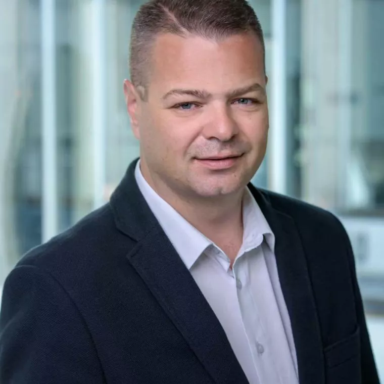 Daniel Saić<br>direktor MIDA facility managementa:<br><br>- U nekretninu kao i u svaku drugu stvar treba konstantno ulagati kako u građevinsku supstancu tako i u klasično održavanje. Nekretnine koje se kvalitetnije održavaju pružaju veću sigurnost, a zbog povećane potražnje za njima vlasnicima posljedično donose i veću profitabilnost <br>