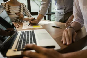 startup, biznis, pokretanje biznisa, ugovor, dogovor, sastanak