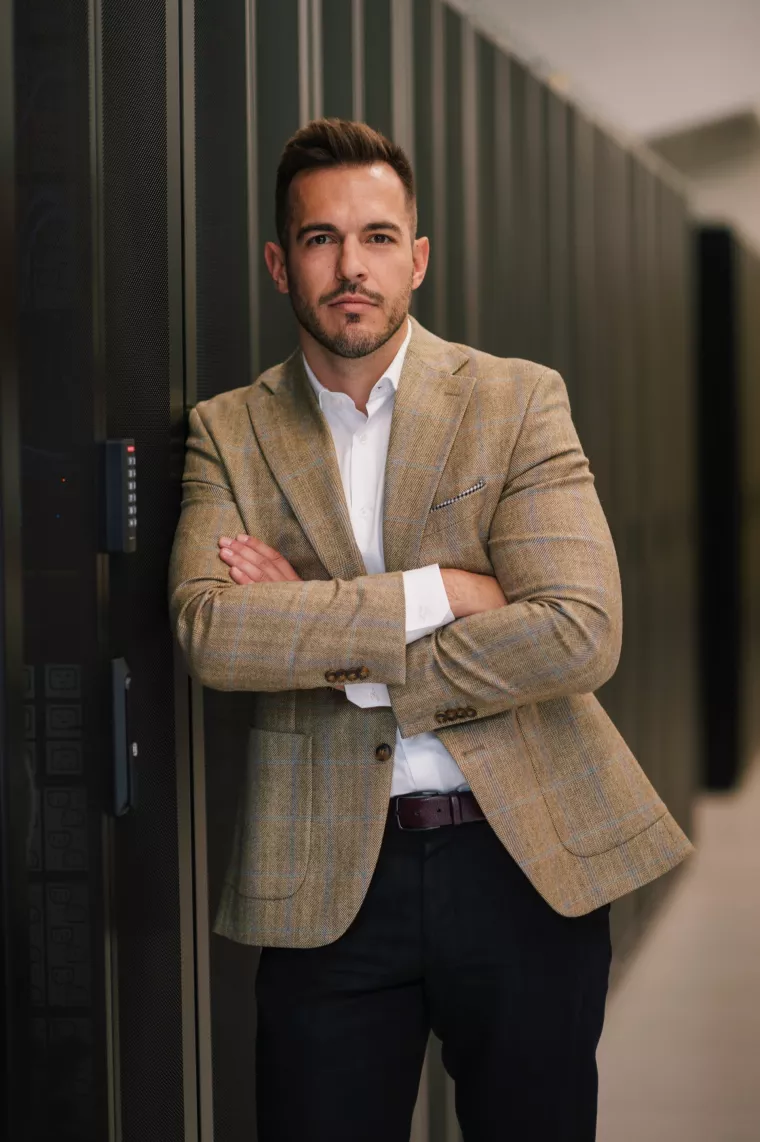 Filip Olujić, <br>izvršni direktor u Databoxu:<br>- Kolociranje računalne opreme u vlastitom prostoru, u većini slučajeva, nikada neće biti tako visoko dostupno i sigurno kao u nekom podatkovnom centru u kojem je sigurnost najviši prioritet<br>