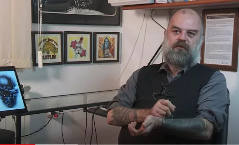 Marin Urbanc, tattoo artist i vlasnik Gandalf Tattoo studija kaže kako je početkom 2022. zabranjen rad s bojama za tetoviranje koje ne zadovoljavaju regulativu REACH. Na području Europske Unije zabranjene su, kaže, tako sve boje za tetoviranje, a ne samo neke. Službeni razlozi su da su boje s kojima su prije radili potencijalno kancerogene i sadrže alergene iznad razine dozvoljenog