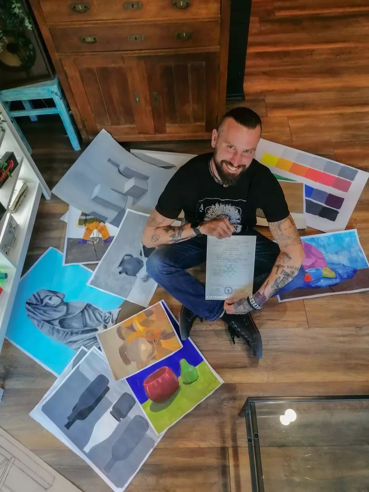 Božidar Tunjić, vlasnik Stinger tattoo studija, klijentima uvijek savjetuje da svoje tattoo majstore pitaju koje boje upotrebljavaju. Objašnjava kako svaki odgovorni tattoo studio svoje boje naručuje od ovlaštenih dobavljača 