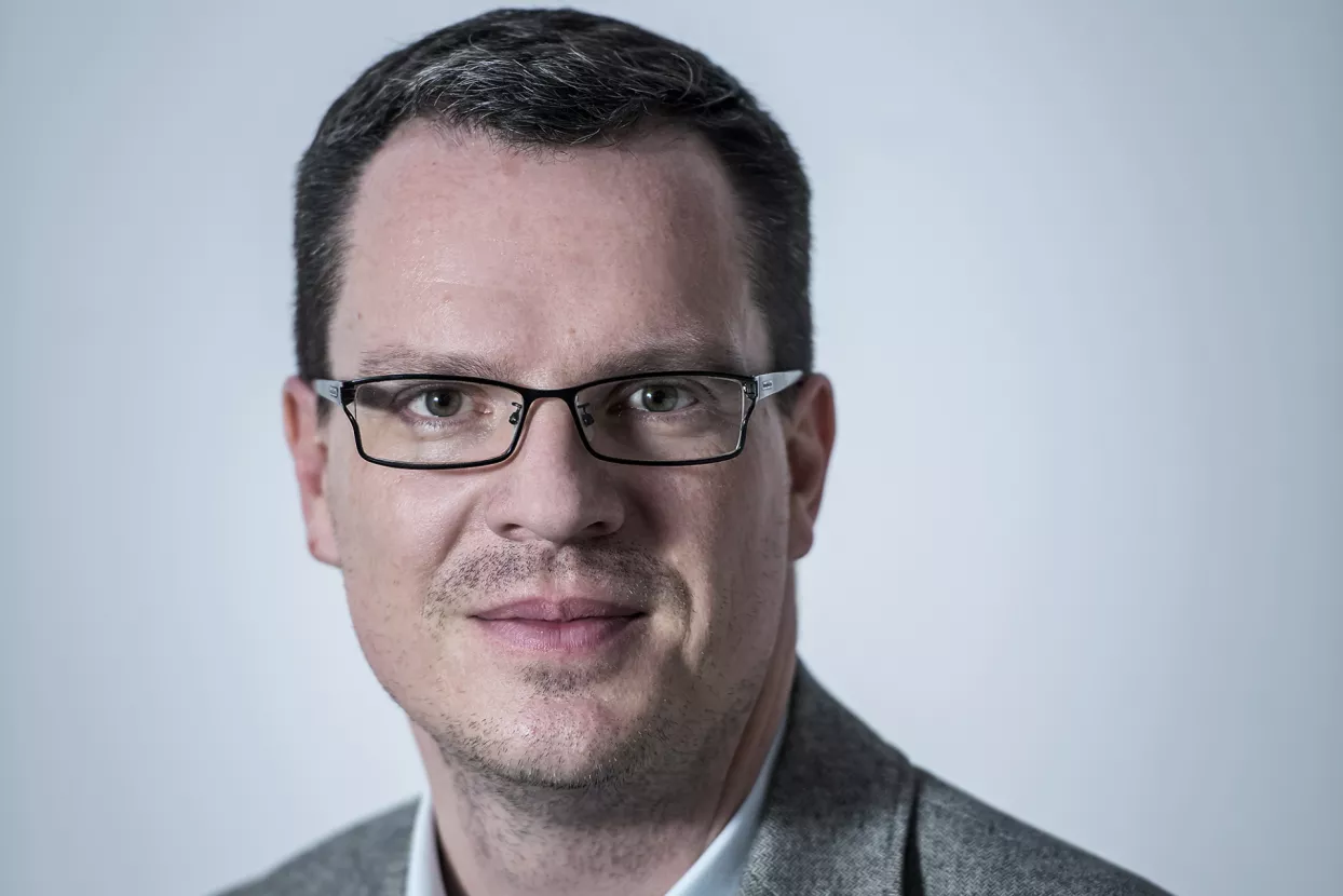 Robert Škunca;<br>regionalni direktor Graylinga za regiju Jugoistočne Europe:<br><br>Tvrtke bez kriznog PR plana mogu se naći u situaciji da se brane i opravdavaju umjesto da vode razgovor i određuju ton komunikacije<br><br>- Nadaj se najboljem; budi spreman na najgore, izreka je koja je svima dobro poznata. U izazovnim vremenima kao što je današnje, postojanje kriznog PR-a plana od izuzetne je važnosti. Negativan scenarij može brzo izmaknuti kontroli i uzrokovati trajne posljedice ako tvrtka nije spremna djelovati brzo. Upravo stoga, svaka tvrtka treba krizni PR plan kako bi se kontrolirala šteta. Važno je obuzdati krizu i staviti narativ pod kontrolu, što će smanjiti dezinformacije. Tvrtke bez kriznog PR plana mogu se naći u situaciji da se brane i opravdavaju umjesto da vode razgovor i određuju ton komunikacije. Planiranje za najgore i priprema plana za suočavanje s preprekama pomoći će tvrtkama kontrolirati komunikaciju i zaštititi najvrjedniju imovinu: ugled koji se dugogodišnje oblikovao i stvarao. Sada je više nego ikad prije bitno da se tvrtke usredotoče na društveno odgovorno poslovanje, tj. da se odnose odgovorno prema zajednici u kojoj posluju, životnoj sredini i okolišu te zaposlenicima. Svi uključeni dionici imaju velika očekivanja da su njihove vrijednosti usklađene s vrijednostima brenda s kojim su povezani. U komunikaciji brendovi moraju u obzir uzeti emocionalnu klimu u kojoj djeluju i ono još važnije moraju djelovati, a ne samo govoriti i time ostvaraju priliku za izgradnju ili povećanje afiniteta i lojalnosti potrošača. Ono što savjetujemo brendovima je da aktivna komunikacija društveno odgovorne aktivnosti bude istovjetna komunikacija tzv. primarnih poslovnih aktivnosti jer će u protivnom brend izgledati bezosjećajno, ravnodušno ili nezainteresirano.<br>